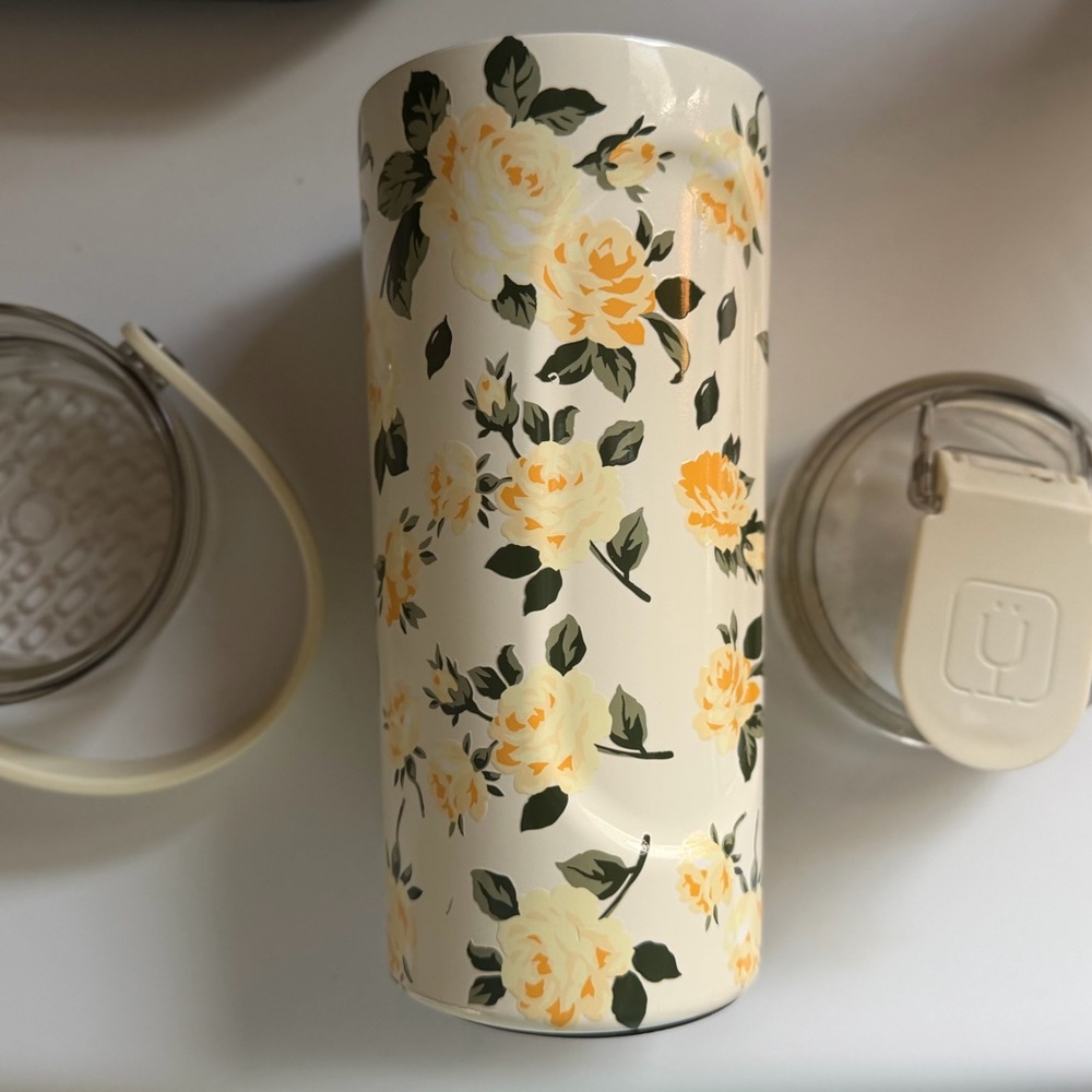 Charming Floral cup with Cream and Yellow Roses